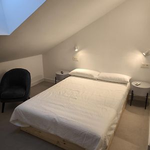 Studio Lit King-Size